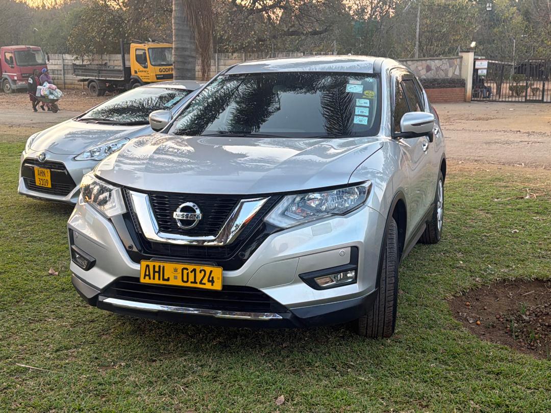 Nissan X-Trail Front View