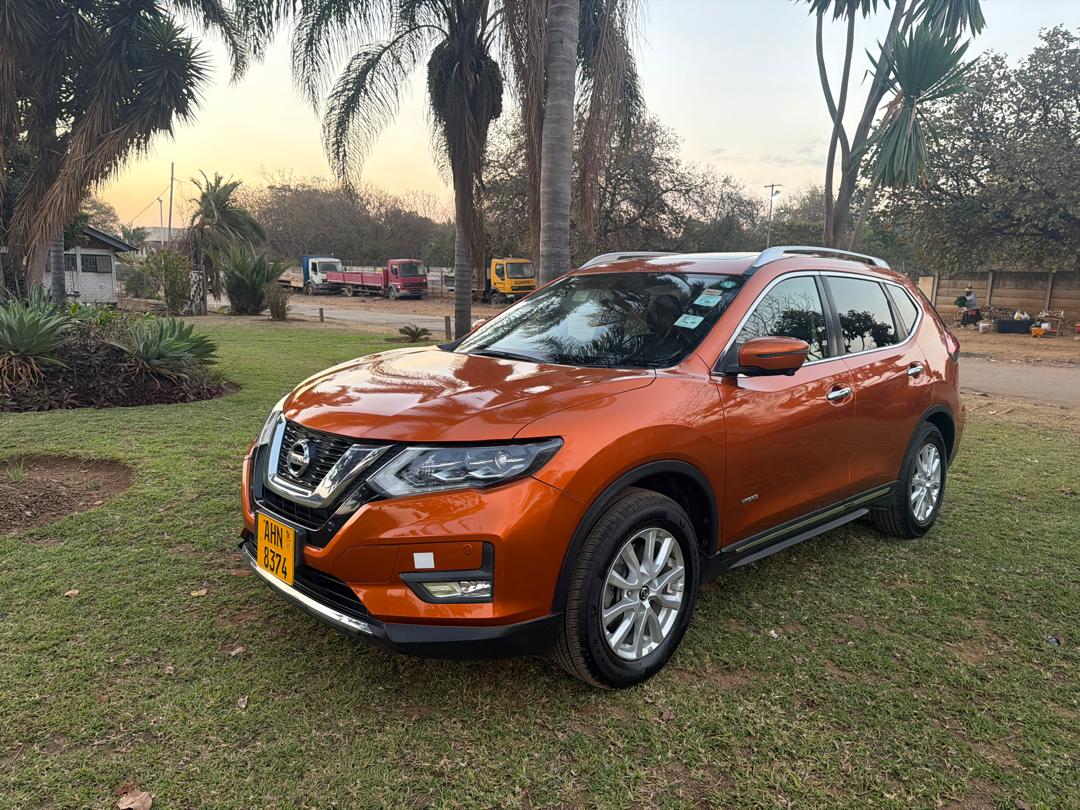 Nissan X-Trail Front View