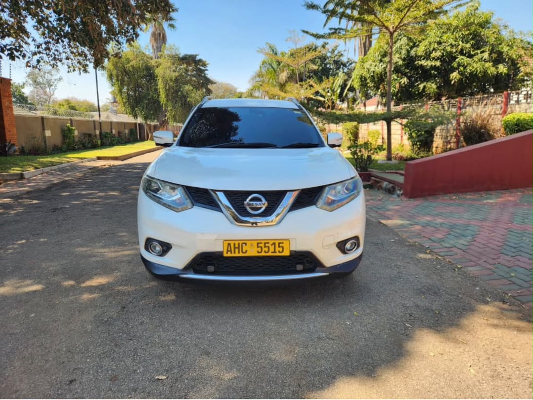 Nissan X-Trail Front View
